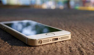 iPhoneの画面保護フィルムを取り外す